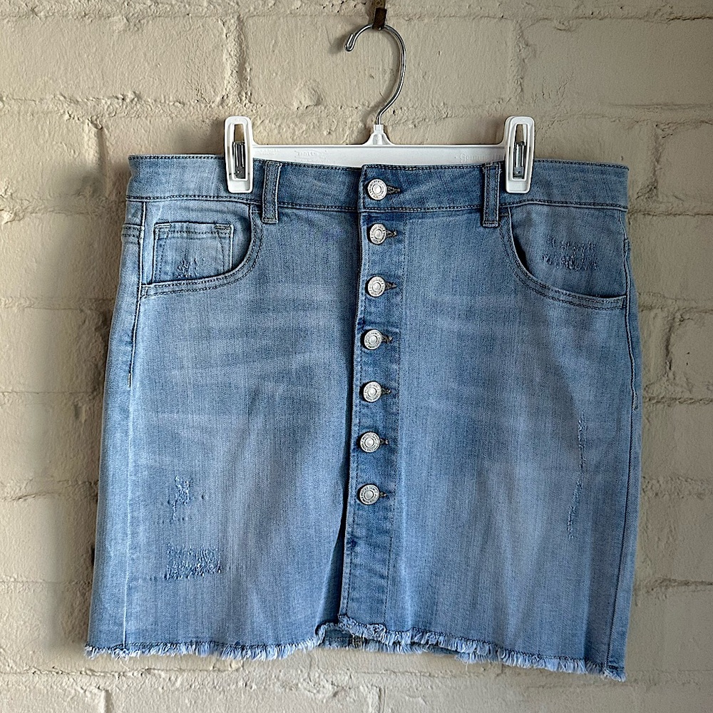 Indigo Rein size 27 or 7 light wash blue jean denim button up mini skirt